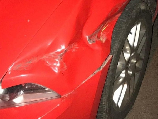 Đầu xe bị móp của anh Sipowicz.