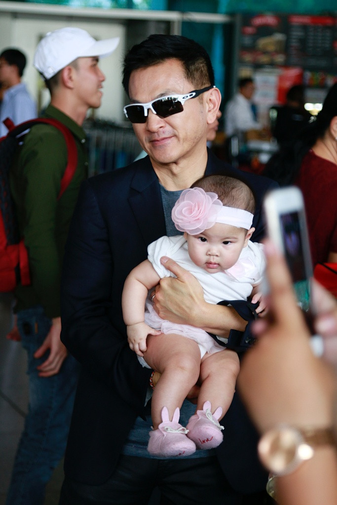 Ông xã Thanh Thảo ôm con suốt 10 tiếng trên chuyến bay.