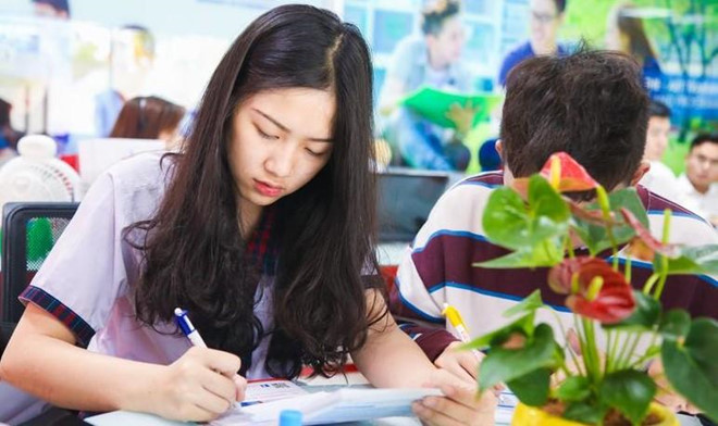 Thí sinh điều chỉnh nguyện vọng bằng phiếu. Ảnh minh họa: UEF. Thí sinh điều chỉnh nguyện vọng bằng phiếu. Ảnh minh họa: UEF.