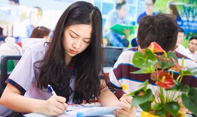 Thí sinh điều chỉnh nguyện vọng bằng phiếu. Ảnh minh họa: UEF.