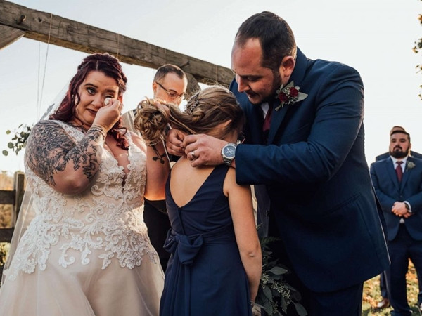 Chú Jimmy tặng sợi dây chuyền cho Olivia.