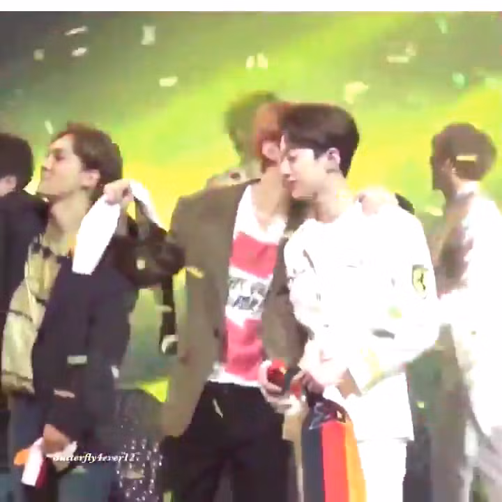 Sehun và Guanlin thân thiết trên sân khấu