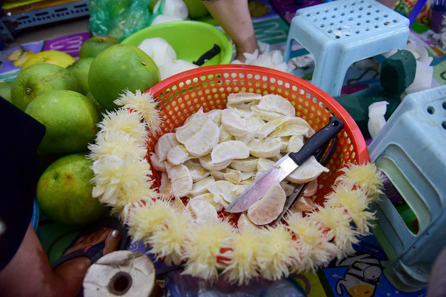 Sau đó, các múi bưởi được tách bỏ hạt, bổ múi cho các tép bưởi nhô lên để đắp vào khuôn hình con thú muốn làm.