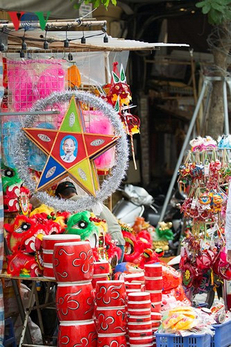 Năm nay, những đồ chơi truyền thống như đèn ông sao, đèn ông sư, đèn kéo quân được bày bán nhiều hơn hẳn những năm trước.