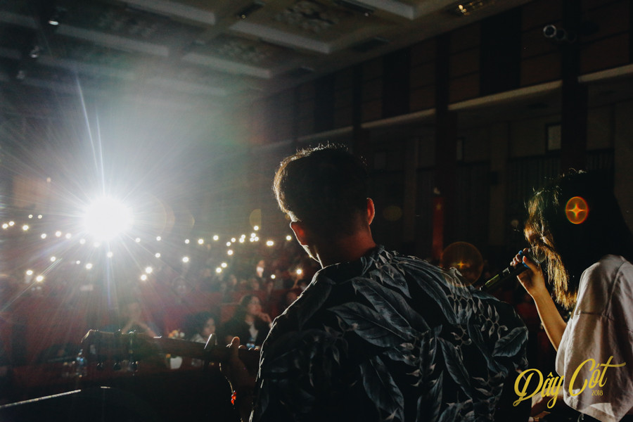 Sinh viên bật đền Flash điện thoại, lắc lư theo những ca khúc trên sân khấu.