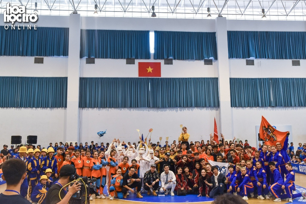 8 đội chụp hình lưu niệm trước khi bước vào trận đấu.