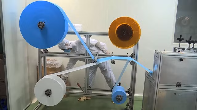 Trao đổi với PV Dân trí, đại diện Công ty TNHH thiết bị y tế Trường Mạnh (Bắc Ninh) cho biết, những chiếc khẩu trang y tế tại Việt Nam được sản xuất theo 1 quy trình bằng máy móc tự động.