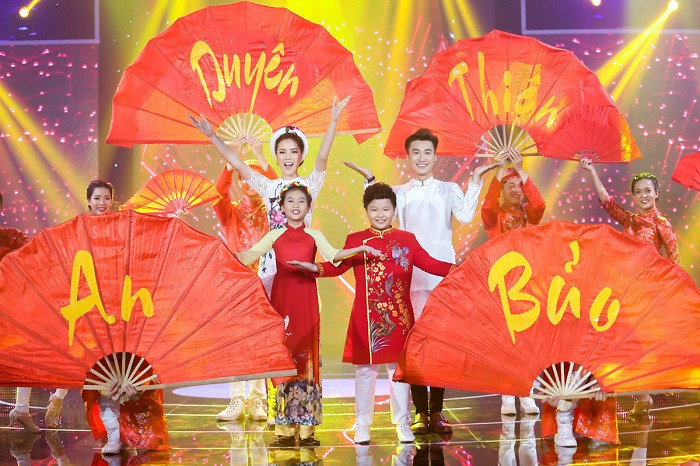 Monstar - Văn Mai Hương diện đồ rực rỡ, rủ nhau song ca nhạc Tết ảnh 3