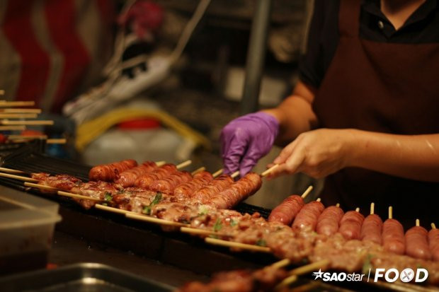 Xúc xích tươi nướng của Đài Loan được nhiều du khách đánh giá cao. Món ăn này có công thức và vị tương tự món lạp xưởng tươi nhưng vị thơm và béo hơn. Một cây xúc xích tươi có giá 35 Đài tệ (28.000 đồng).