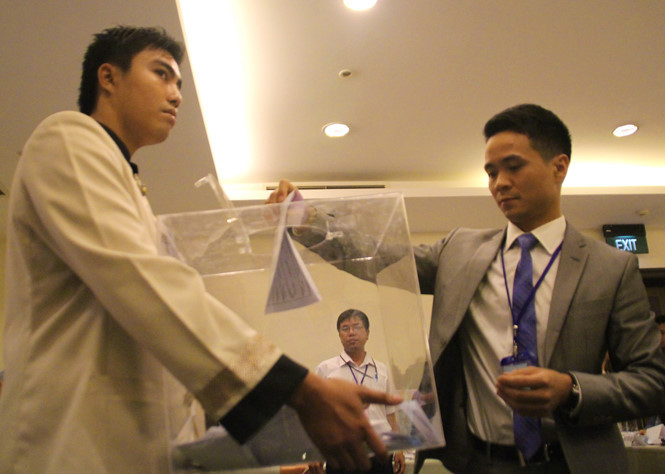 Bỏ phiếu tại Đại hội đồng cổ đông bất thường năm 2014 trước khi Trường ĐH Hoa Sen thay đổi chủ. Sắp tới cũng sẽ có một đại hội tương tự để tiếp tục thay đổi chủ sở hữu trường này. ẢNH: ĐĂNG NGUYÊN.