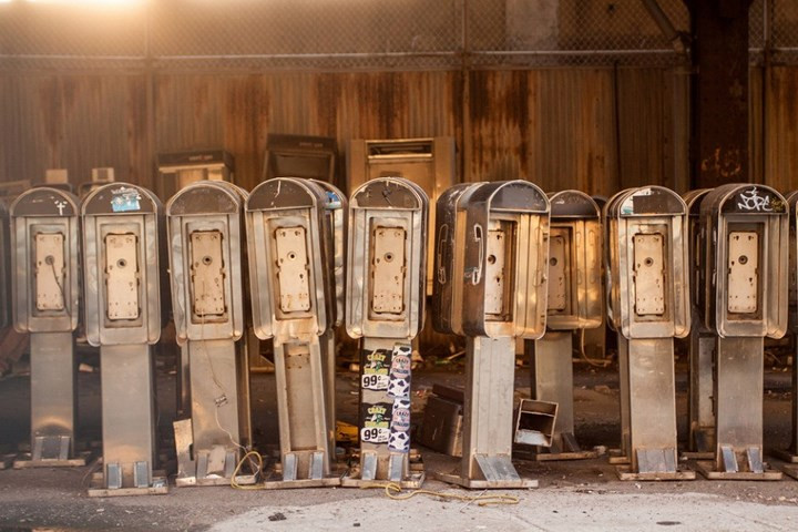 New York, Mỹ: Với sự xuất hiện của điện thoại di động, hàng trăm chiếc bốt điện thoại đã bị bỏ đi và được lưu giữ bên dưới một tuyến đường sắt trên cao. Cảnh tượng ở đây luôn phảng phất nét hoài cổ trong những buổi chiều hoàng hôn khi nắng rọi qua.