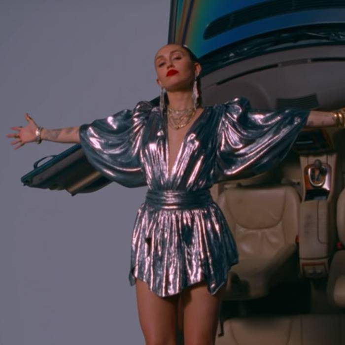 Miley từng khiến công chúng choáng váng khi chuyển từ hình ảnh công chúa Disney sang phong cách nổi loạn. Tuy nhiên, Miley vẫn chưa bao giờ vì vậy mà đánh mất đi sở thích và hình ảnh riêng của mình.