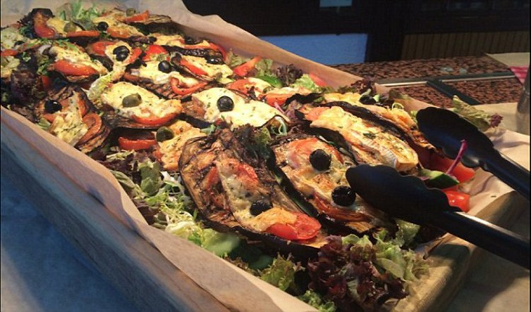 Ngôi trường Hoàng tử Harry từng theo học sang chảnh và quý tộc như thế nào ảnh 5