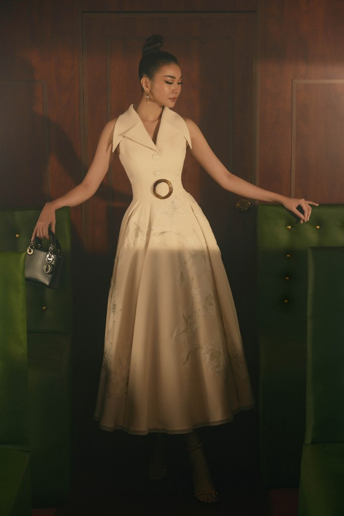 Màu trắng chưa khi nào lỗi thời trước vòng xoay của thời trang. Với thiết kế váy dáng dài chít eo, sự nhấn nhá từ họa tiết thêu nổi tôn lên giá trị về thẩm mỹ cho trang phục