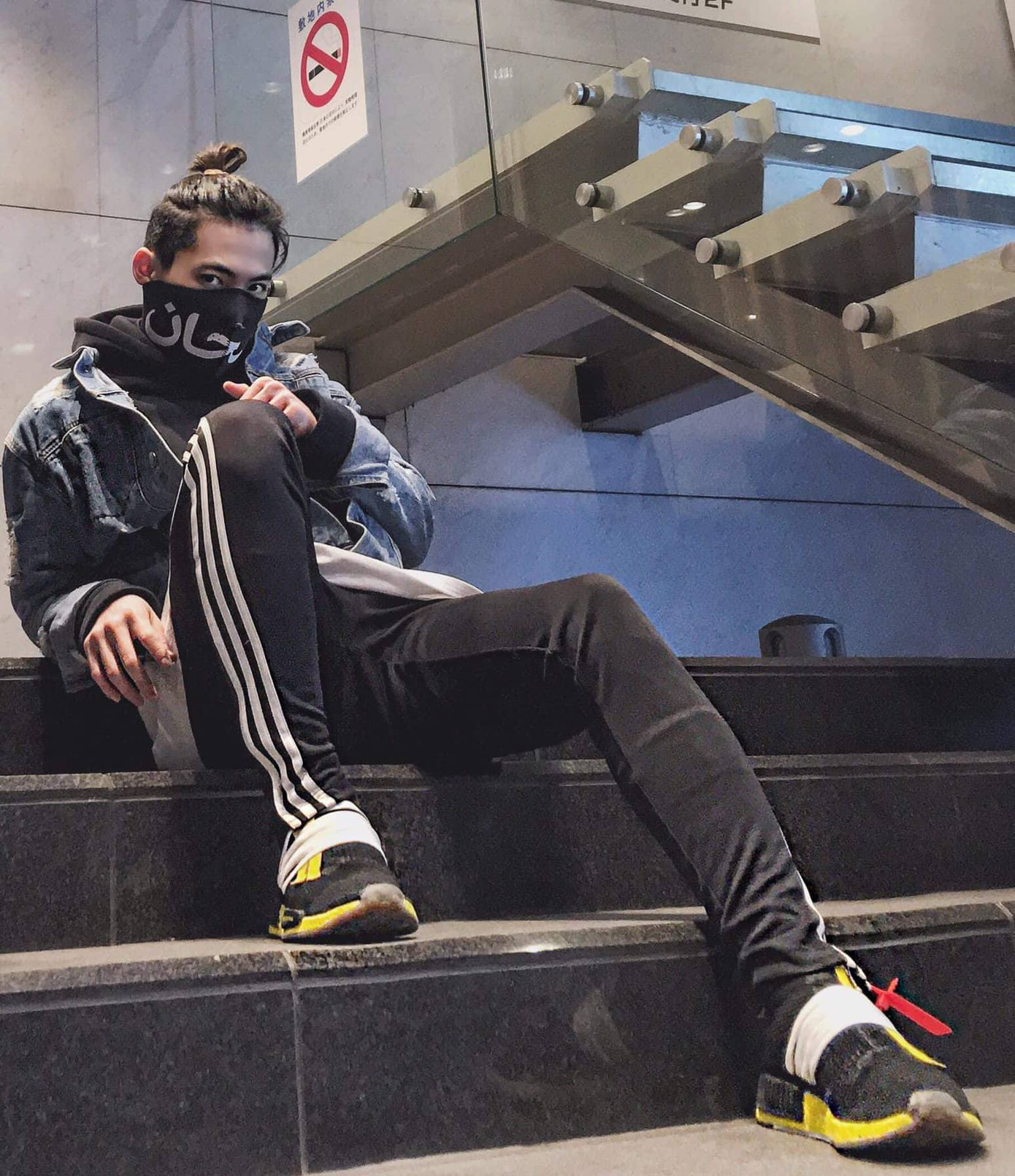 Ngoài gương mặt điển trai, gu thời trang của anh chàng cũng rất hiện đại và cá tính luôn nhé.