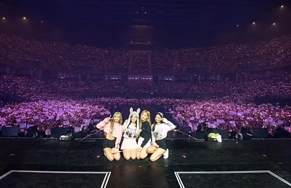 Ngày 11/1/2019, girlgroup YG khởi động chuyến lưu diễn thế giới 
