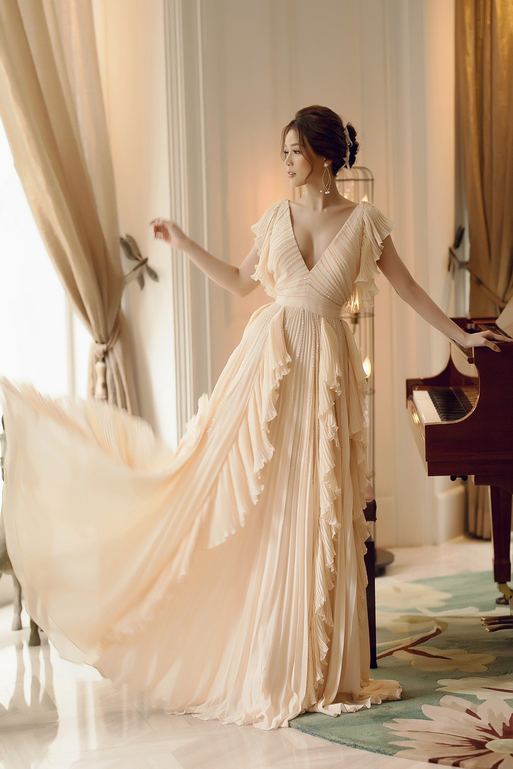 Chiếc đầm khéo léo khoe vẻ gợi cảm của Sam.