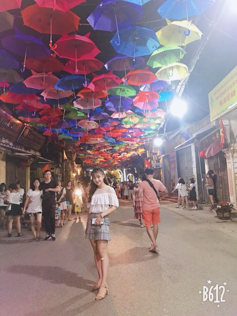 Con đường ô kéo dài từ đầu làng đến cuối làng.