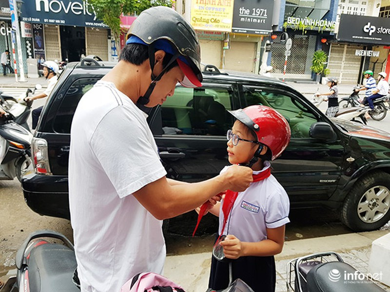 Ba chăm sóc cho con gái chuẩn bị vào dự lễ khai giảng năm học mới Ba chăm sóc cho con gái chuẩn bị vào dự lễ khai giảng năm học mới