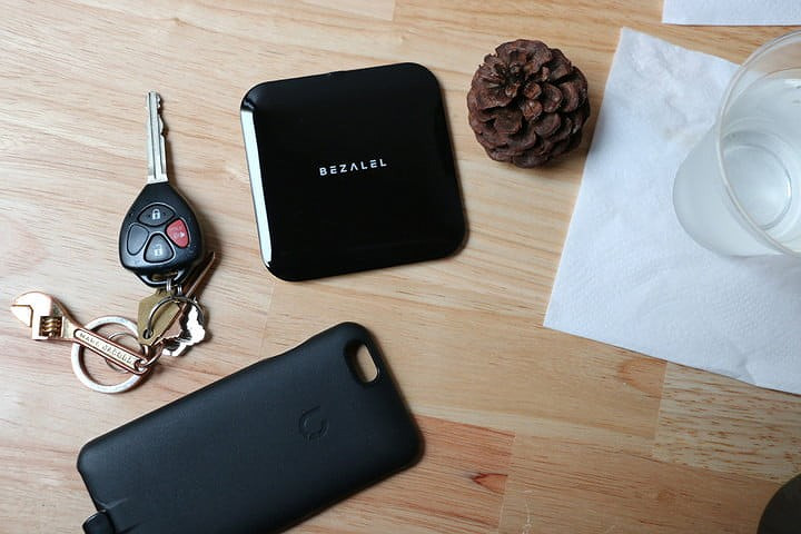 Bezalel Futura X được làm từ vật liệu nhôm cao cấp và bề mặt acrylic thanh lịch có màu đen hoặc trắng.