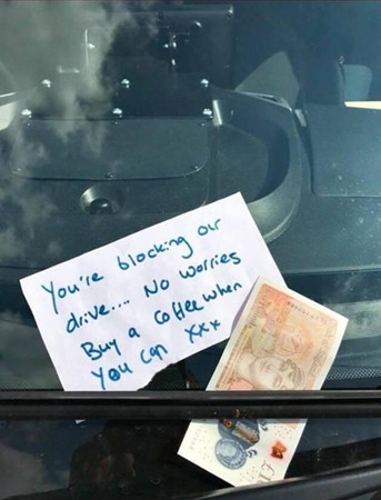 Tờ giấy và tiền mà Gary thấy gài ở kính xe cấp cứu do anh lái.