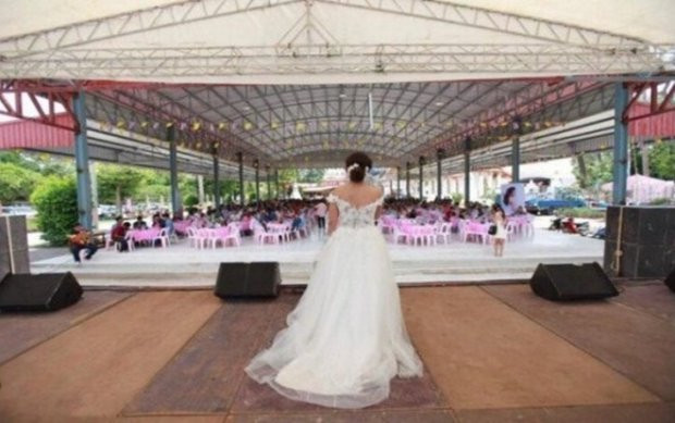 Manow Jutathip Nimnual xin lỗi quan khách vì chú rể không tới lễ cưới. Ảnh: The Nation Manow Jutathip Nimnual xin lỗi quan khách vì chú rể không tới lễ cưới. Ảnh: The Nation