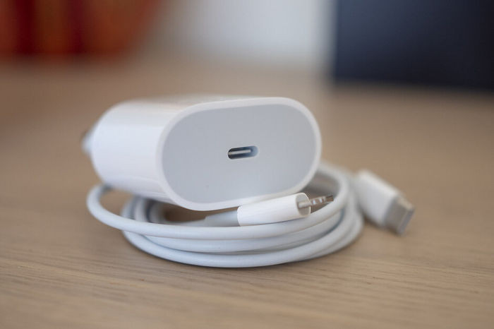Cận cảnh cục sạc nhanh trên iPhone mới. Cần chú ý rằng iPhone 11 vẫn chỉ có cục sạc 5 watt truyền thống. Cận cảnh cục sạc nhanh trên iPhone mới. Cần chú ý rằng iPhone 11 vẫn chỉ có cục sạc 5 watt truyền thống.
