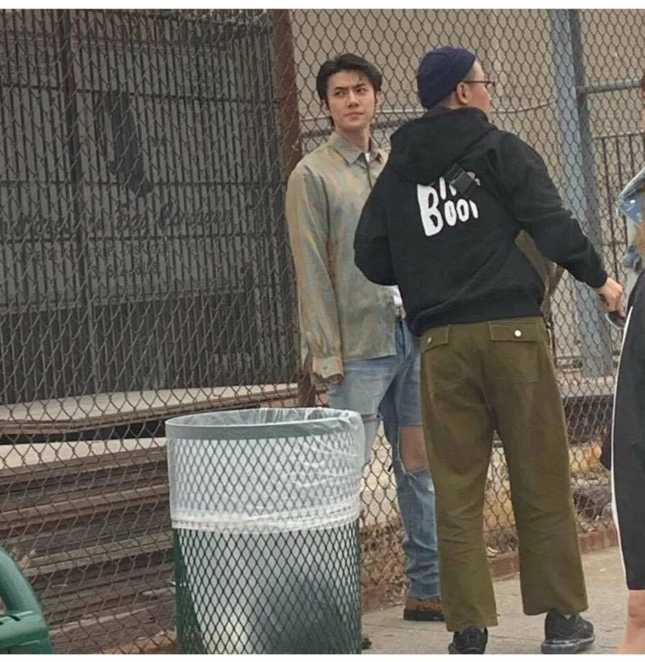 Người khác mà bị chụp trong hoàn cảnh này sẽ phải xóa ảnh đi ngay và luôn, nhưng Sehun thì vẫn đẹp ngời ngời.