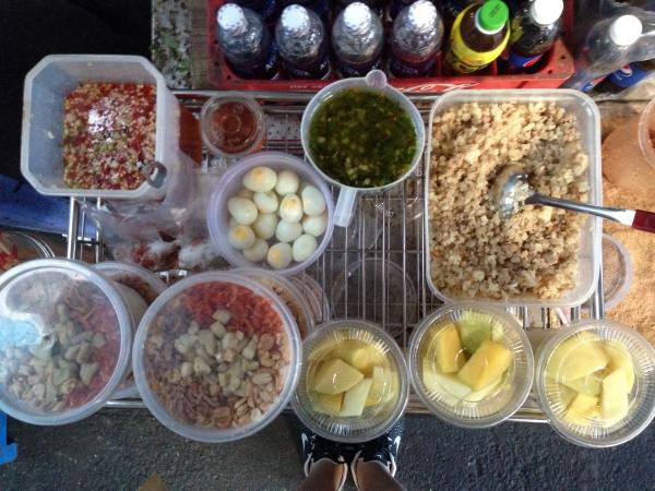 Một sạp nhỏ đủ đựng nguyên liệu cho bánh tráng trộn thịt bằm