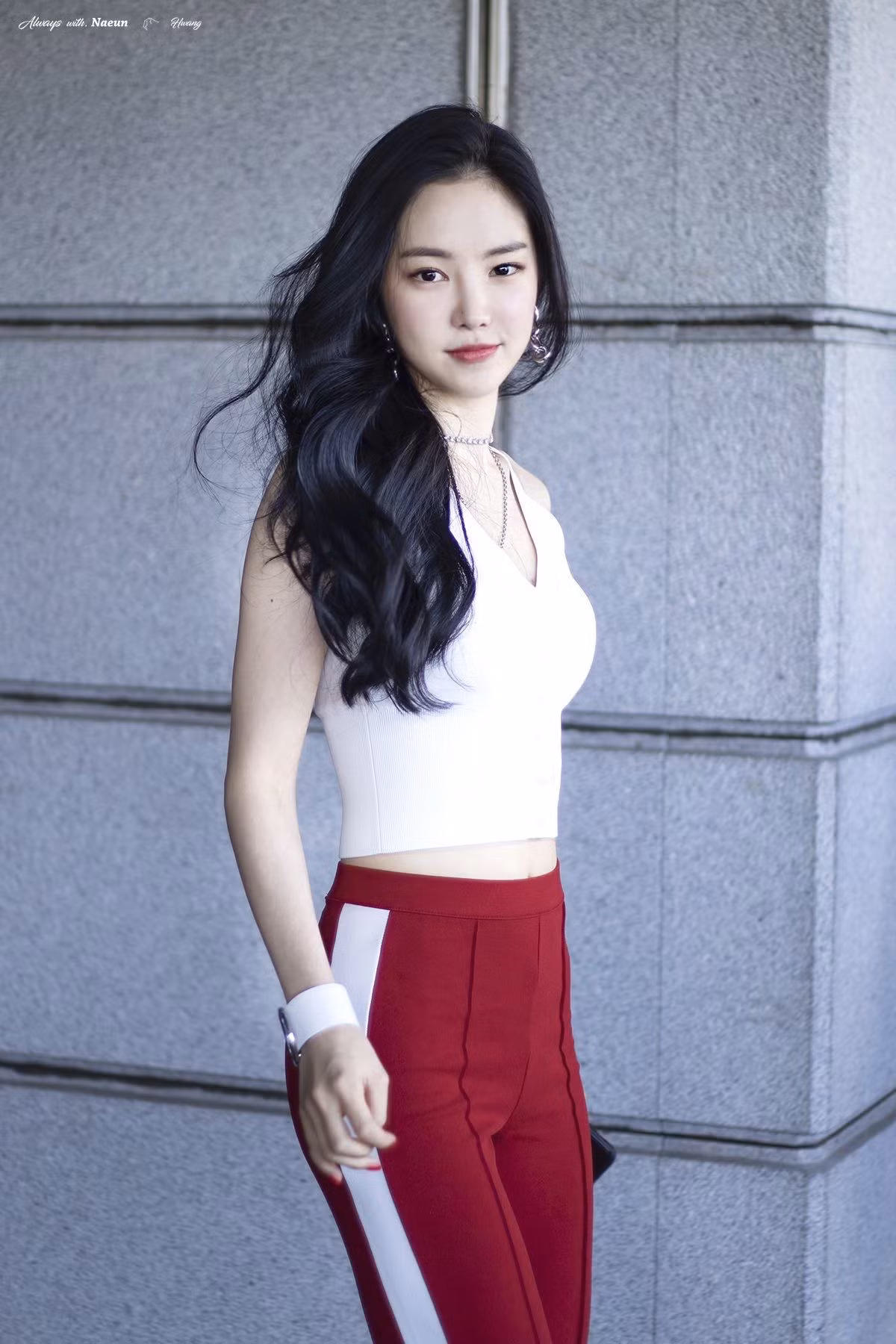 Naeun (Apink) nổi tiếng là nữ thần legging, với đôi chân dài thẳng tắp mặc quần legging cũng đẹp hơn người. Nhưng không thể bỏ qua vòng eo 56 cm của Naeun được, một trong những cô gái có vòng hai nhỏ nhất K-Pop là đây chứ đâu.