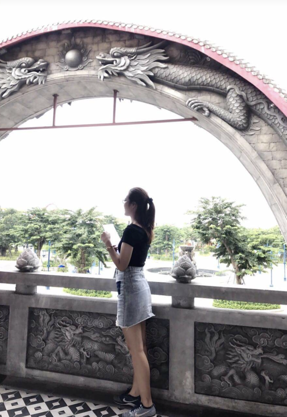 Cô gái trẻ đau đớn khi vừa mất bạn, vừa mất người yêu.