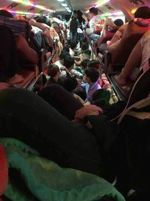 Dù hơi chật một chút nhưng ai cũng cố nhường nhịn nhau để nhanh được trở về nhà đoàn tụ với người thân.