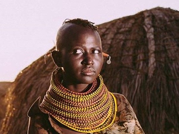 El Molo ở Kenya là bộ lạc nhỏ nhất châu Phi và hiện đang phải đối mặt với sự quấy rối và đe dọa từ khắp nơi. Họ đã tự cô lập dọc theo hồ Turkana, nhưng vẫn không thể tìm thấy hòa bình.