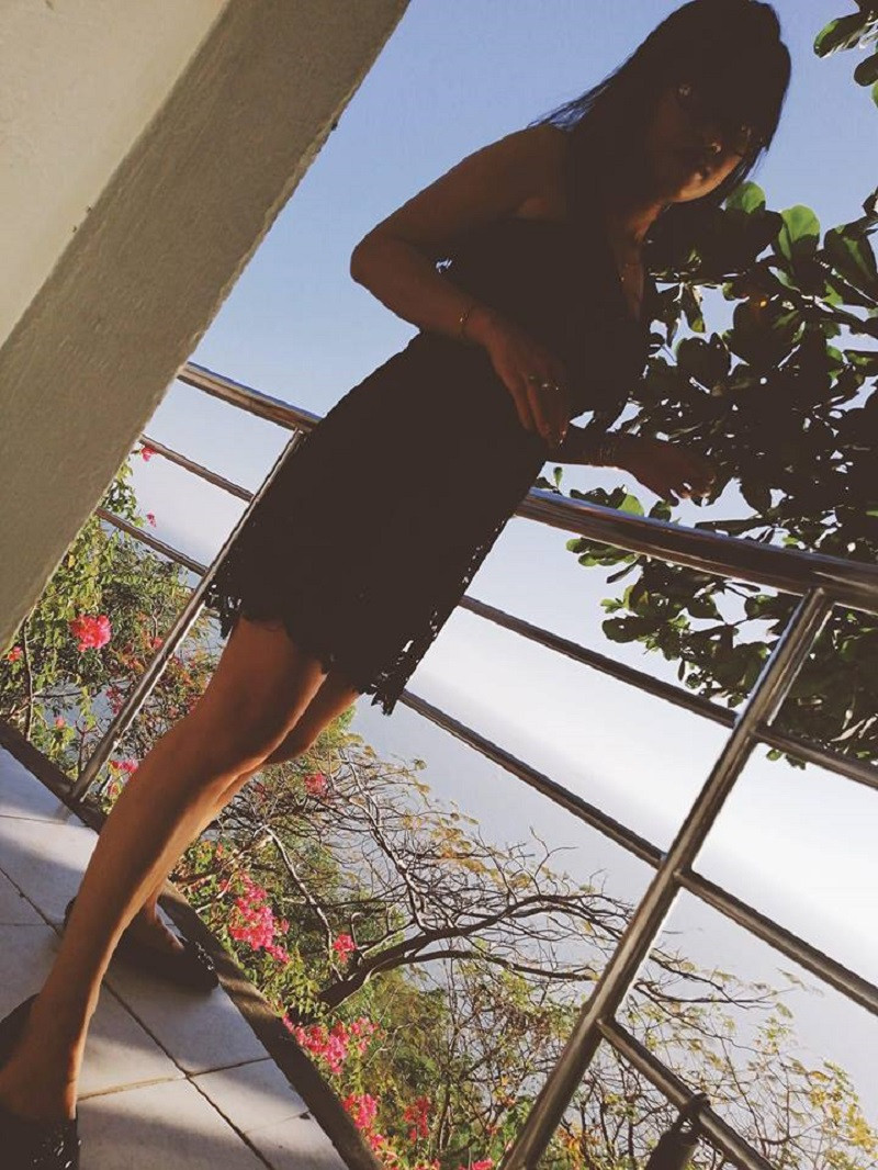 Khi người yêu bảo chụp từ dưới chân chụp lên cho chân dài...