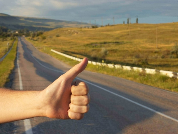 Chúng tôi chỉ định đi nhờ xe một đoạn, mà cuối cùng lại được chở đi một quãng đường rất dài.