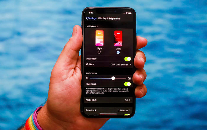 DarK Mode là một trong các tính năng nổi bật nhất trên iOS 13. (Ảnh: Cnet)
