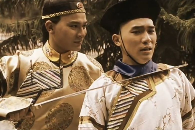 Lưu Đức Hoa (trái) trong vai hoàng đế Khang Hy và Lương Triều Vĩ (phải) trong vai Vi Tiểu Bảo trong bộ phim truyền hình Tân Lộc Đỉnh ký sản xuất năm 1984. Lưu Đức Hoa (trái) trong vai hoàng đế Khang Hy và Lương Triều Vĩ (phải) trong vai Vi Tiểu Bảo trong bộ phim truyền hình Tân Lộc Đỉnh ký sản xuất năm 1984.
