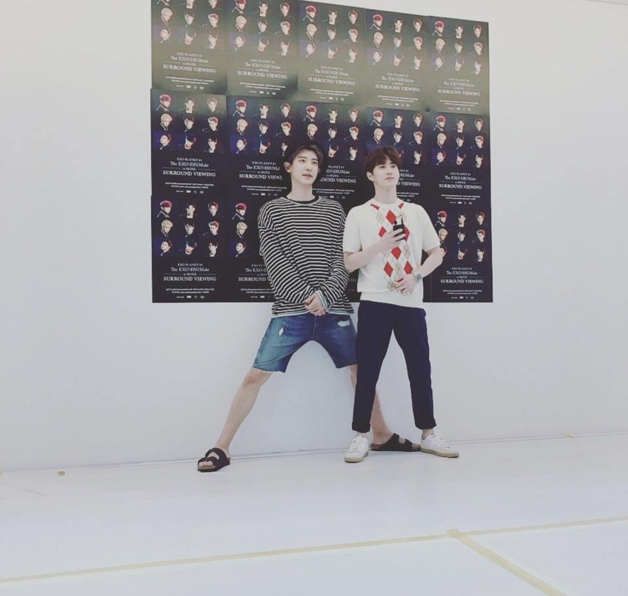 Muốn chụp tấm ảnh với Suho mà nhìn Chanyeol vất vả quá đi.