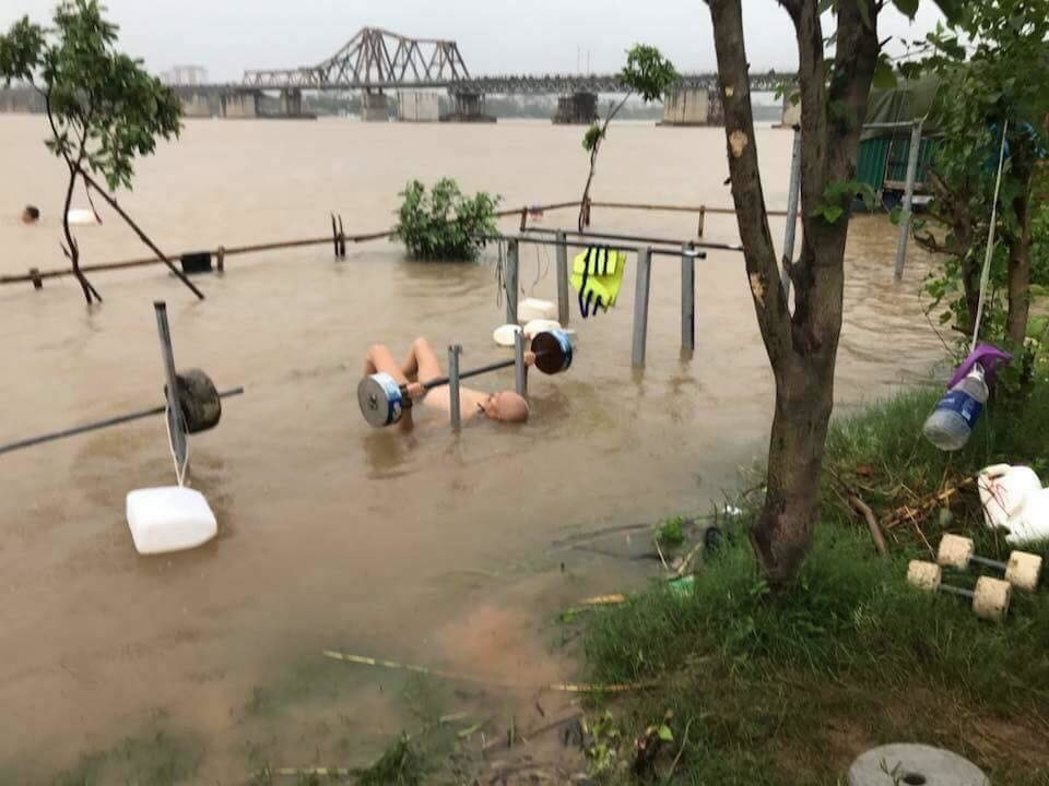 Đam mê luyện tập thể dục bất cứ đâu kể cả có đang mưa gió bão bùng. Đam mê luyện tập thể dục bất cứ đâu kể cả có đang mưa gió bão bùng.