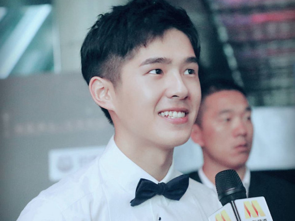 Cảnh Lưu Hạo Nhiên trả lời phỏng vấn.