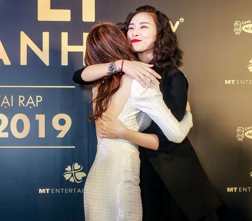 Một khoảnh khắc thú vị trong buổi ra mắt phim được cư dân mạng truyền tay nhau với câu hỏi: "Khi nào hai "bà cô" xinh đẹp này mới chịu lấy chồng".