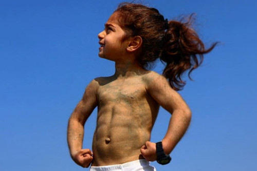 Những múi cơ khó tin của một cậu bé 5 tuổi. Ảnh: Instagram.