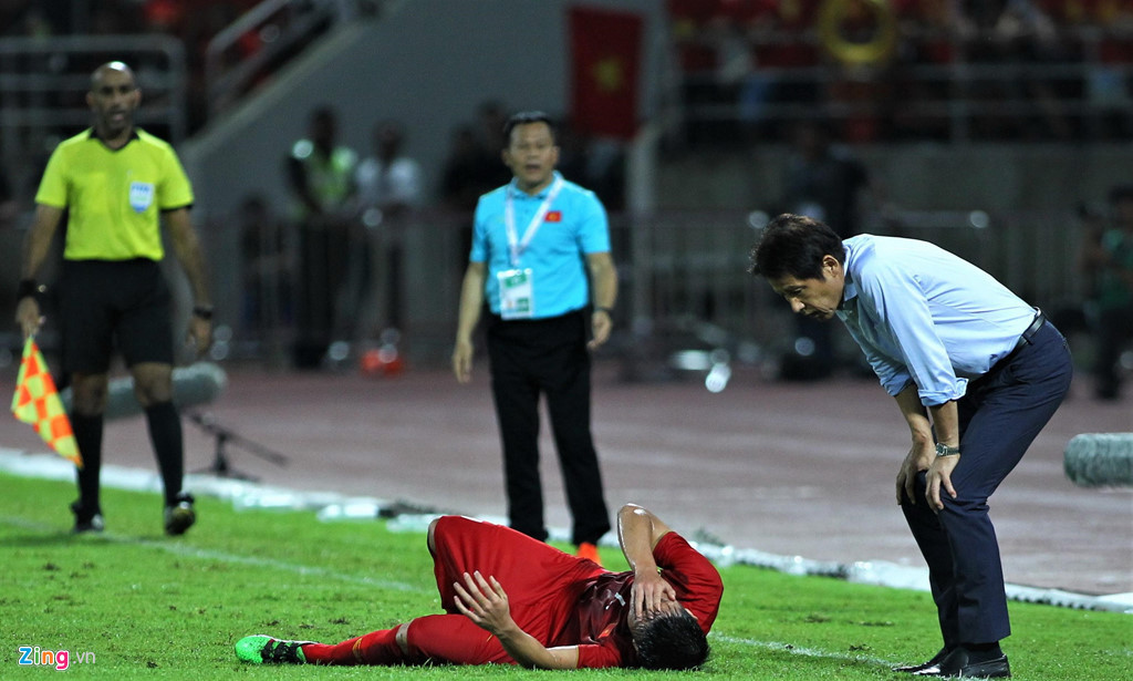 Ông Nishino chỉ trích Bùi Tiến Dũng ăn vạ. Ảnh: Quang Thịnh.