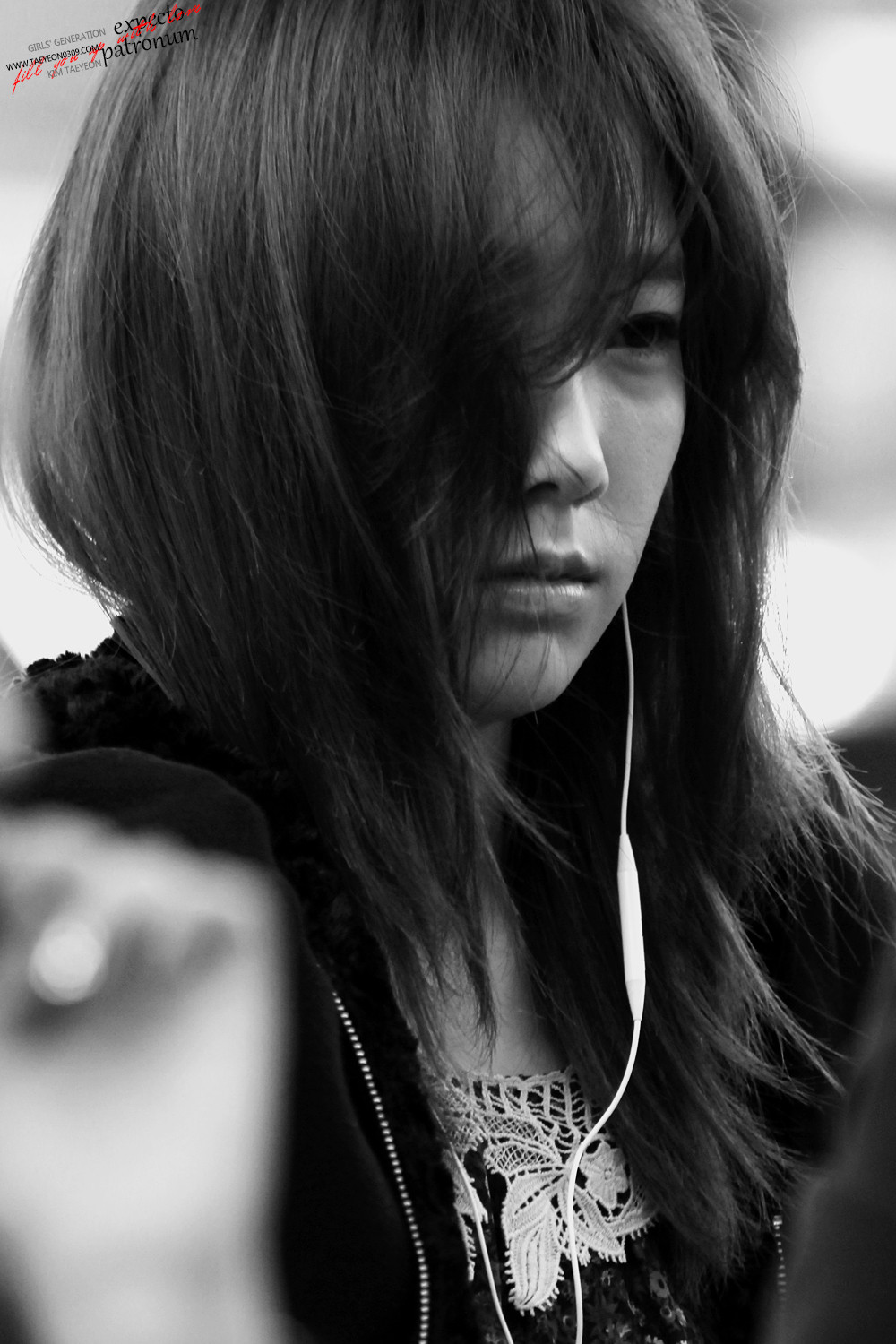 Taeyeon nhiều lần xuất hiện với khuôn mặt buồn bã