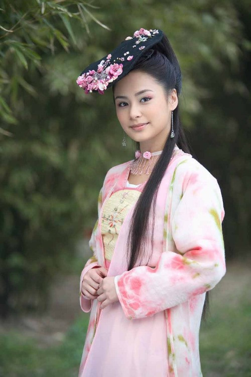 Chung Hân Đông vốn dĩ đã rất xinh đẹp, nhưng không ai muốn ngắm cô với kiểu tóc như miếng lót giày khổng lồ như thế này. Thật sự cạn lời với chuyên gia tạo mẫu tóc này luôn.