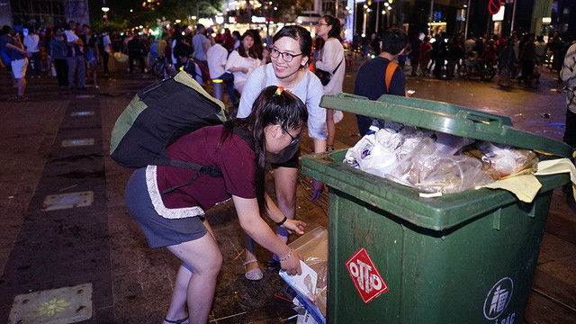 Âm thầm thể hiện trách nhiệm giữ gìn môi trường.