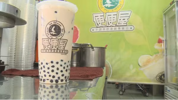 Anh chồng vẫn phải nhún nhường và đưa cô nàng này đi uống trà sữa.