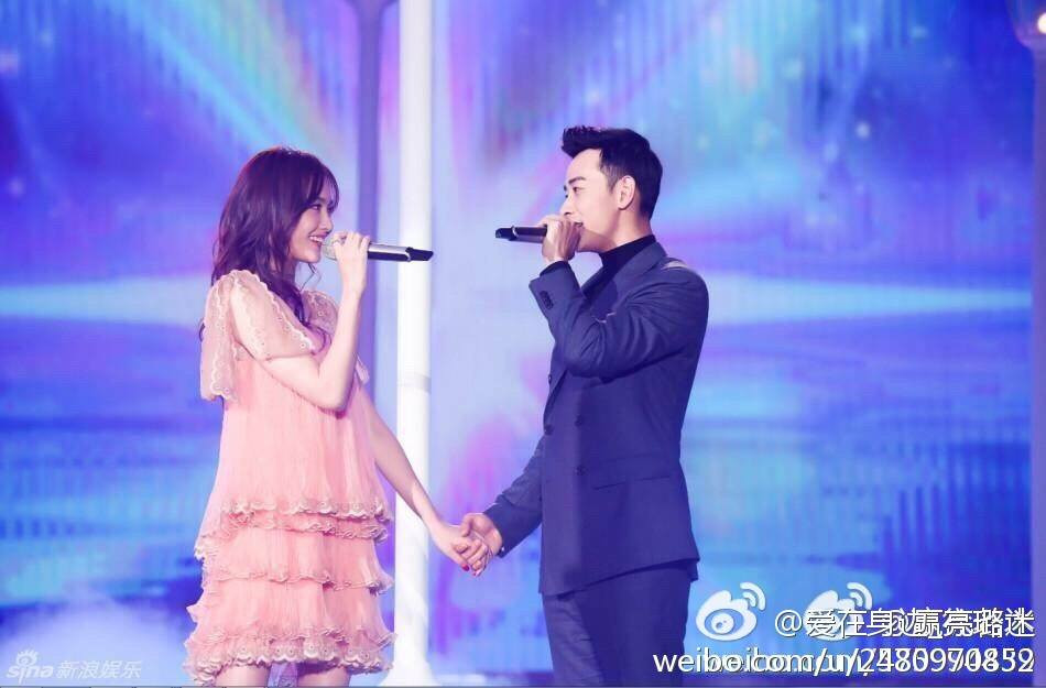 ... đến cả khi trên sân khấu.