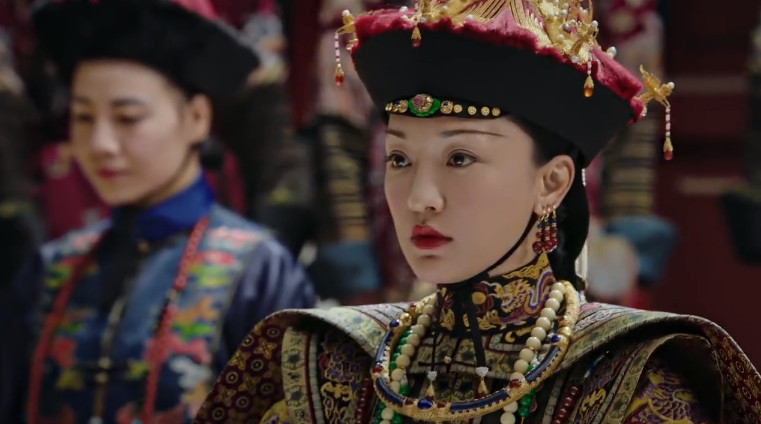 Cận cảnh gương mặt được trang điểm tỉ mỉ của Hoàng hậu.