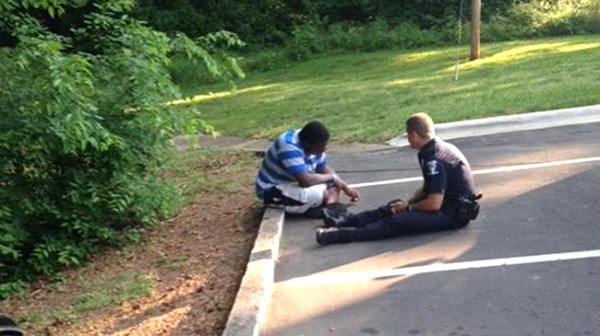 Một người cảnh sát trò chuyện với một thanh thiếu niên bị tử kỷ và từng muốn tự sát - BigCeez/imgur.